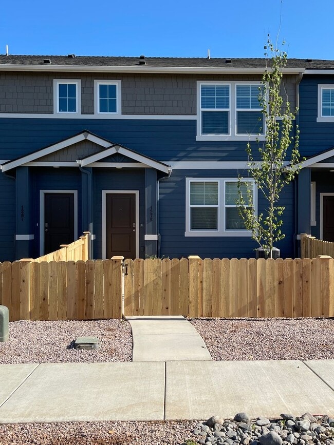 Building Photo - Town Home in NW Redmond's Canyon Ridge