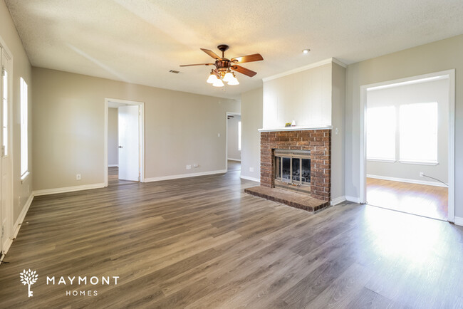 Building Photo - Lovely Three Bedroom