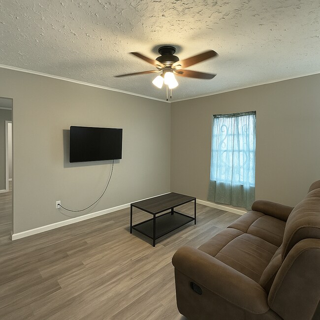 Building Photo - Updated 3 Bedroom!