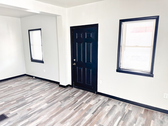Building Photo - 3-bedroom, 1 1/2 bath - Updated Full House