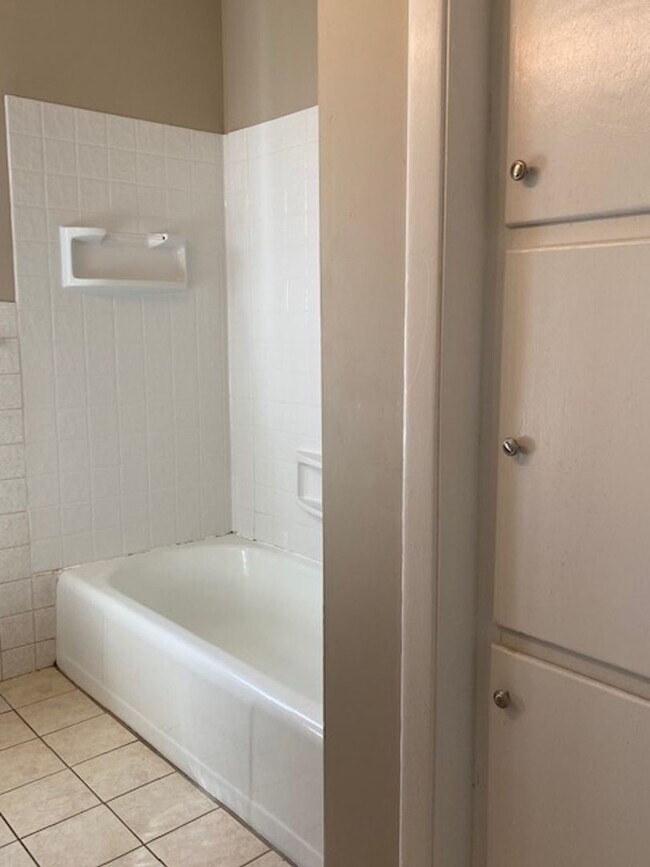 Foto del edificio - Great Central Location and spacious living...