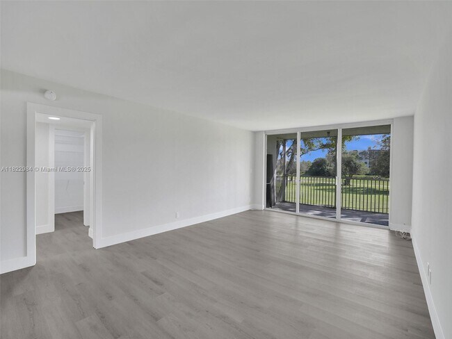 Foto del edificio - 3700 Oaks Clubhouse Dr