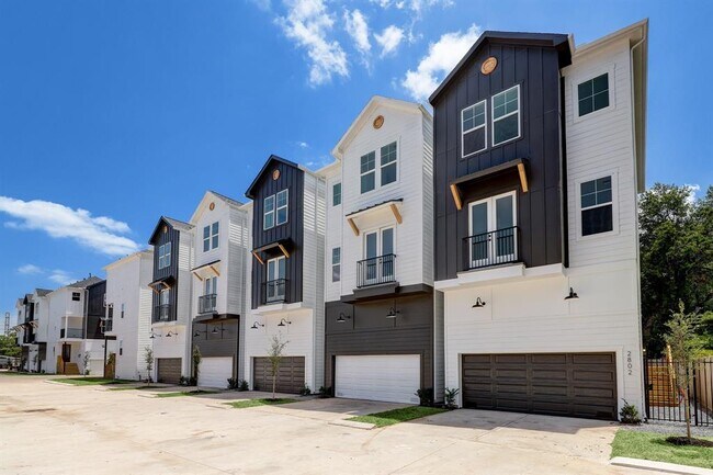 Building Photo - 2806 Versailles Dr