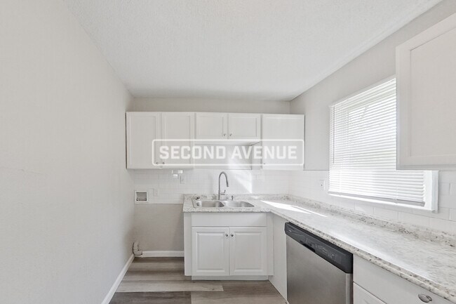 Foto del edificio - 4815 E 43rd St