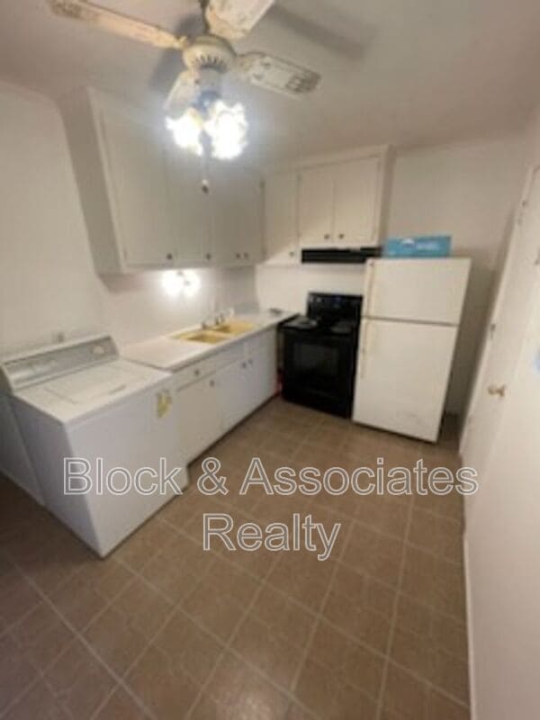 Building Photo - 504 Lake Dr