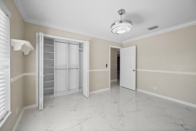 Building Photo - 5450 NW South Crisona Ct