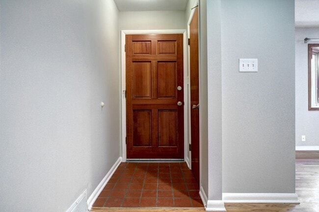 Building Photo - Conveniant Virginia Village location in De...