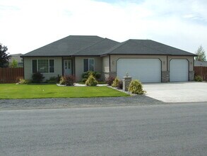 Building Photo - 1703 Fairway Dr NE