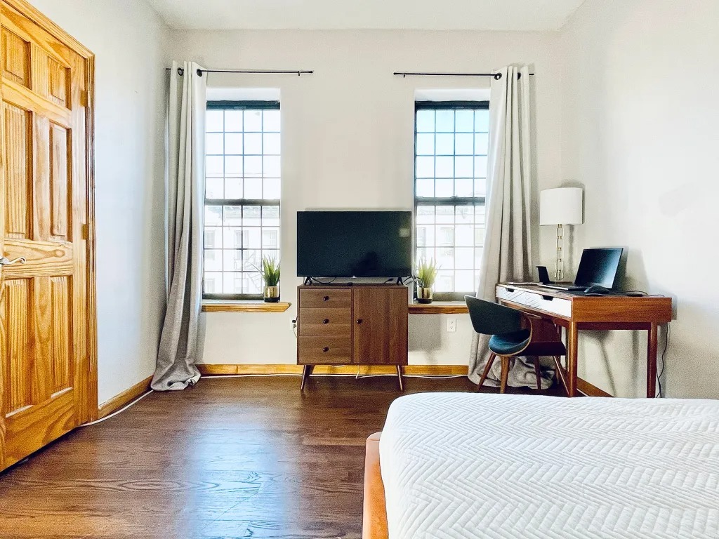 Primary Photo - Furnished room/NOT APARTMENT