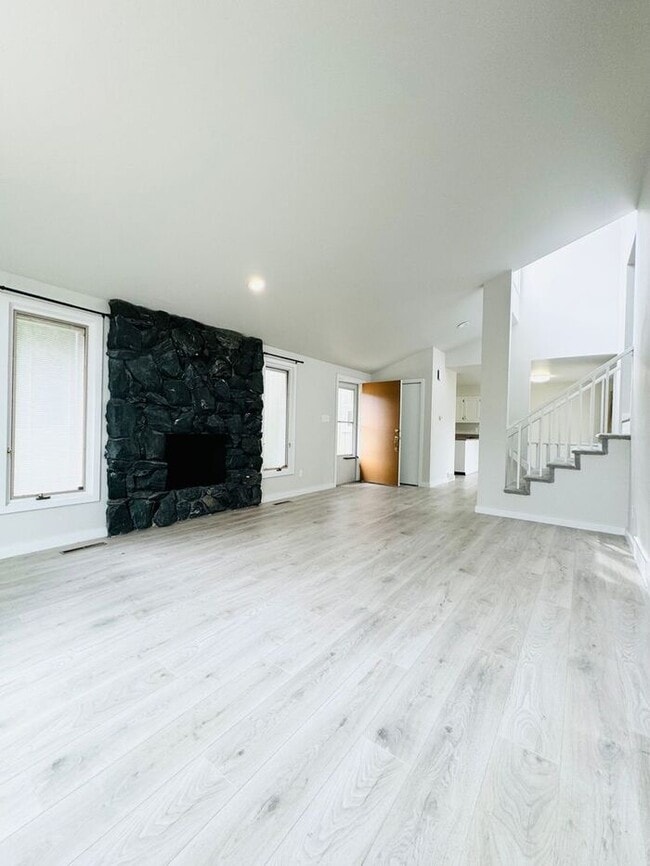 Building Photo - Beautiful 3 bedroom 2 bath townhome locate...