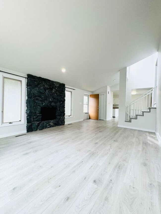 Foto del edificio - Beautiful 3 bedroom 2 bath townhome locate...