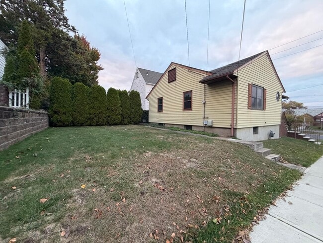 Building Photo - 697 Allwood Rd