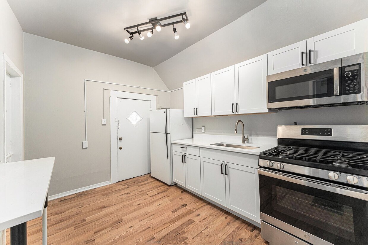 Charming 2 Bed 1.5 Bath in West Wash Park! - Charming 2 Bed 1.5 Bath in West Wash Park!