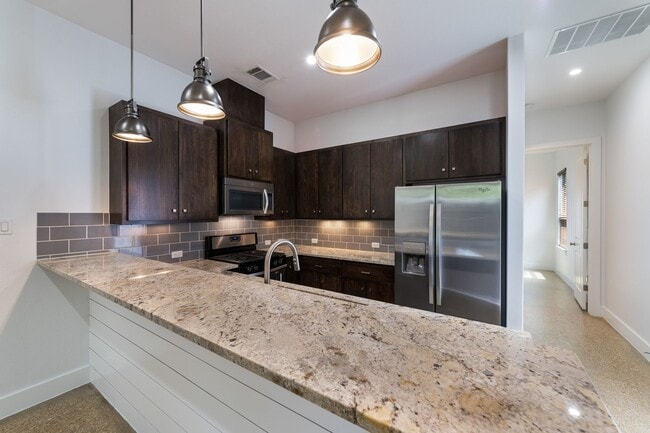 Building Photo - 718 Harris Ave