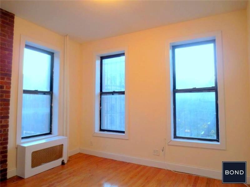 Foto principal - 201 E 10th St