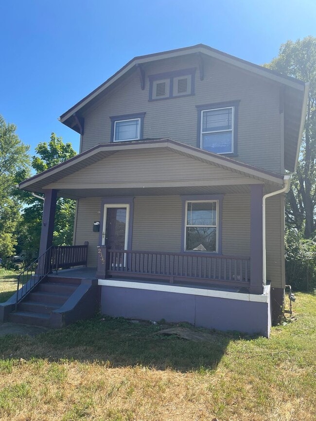 Large Single Family Home near Downtown Dayton - Large Single Family Home near Downtown Dayton