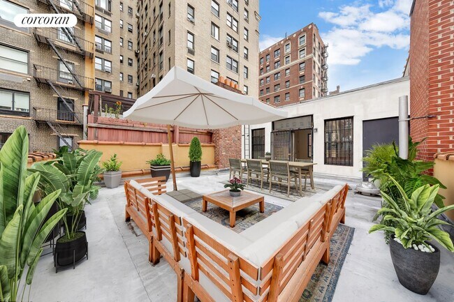 Building Photo - 250 W 74th St