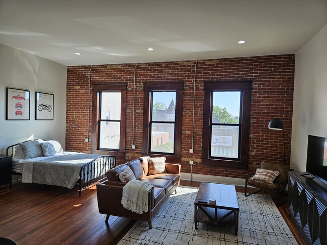 Building Photo - 9 S Main St