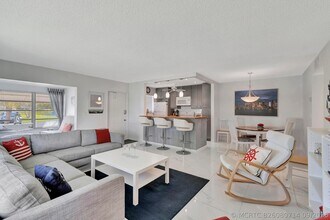 Building Photo - 1182 S Drive Cir
