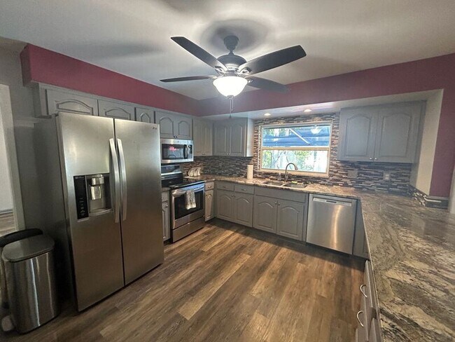 Foto del edificio - 6608 Twelve Oaks Blvd