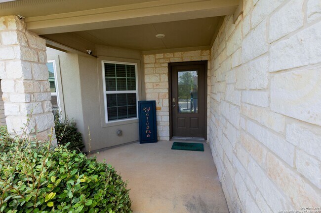 Foto del edificio - Come check out this well maintained 4 bedroom, 2.5 bath home in the well desired community of Lan...