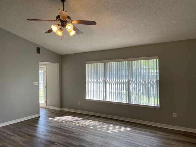 Building Photo - Charming 3 Bedroom