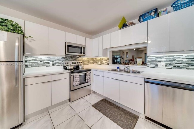 Building Photo - 1110 SW 125th Ave