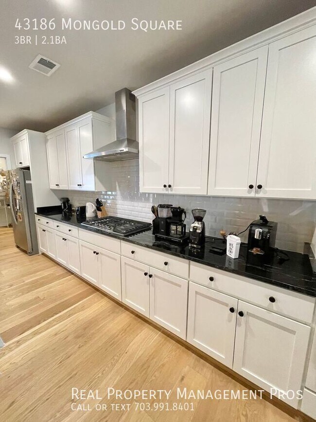 Building Photo - Beautifully Maintained 3 Year Old Condo Fo...