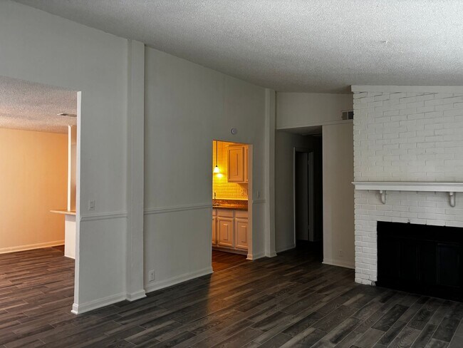 Building Photo - 3 Bedroom 2 Bath