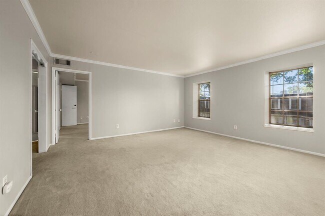 Building Photo - 353 N Post Oak Ln