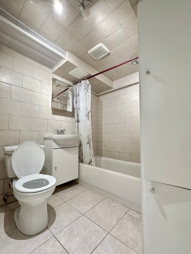 Bathroom - 10650 Rue Verville