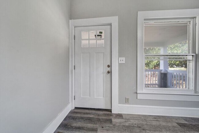 Foto del edificio - BEAUTIFULLY REMODELED 4 BEDROOM HOME IN HI...