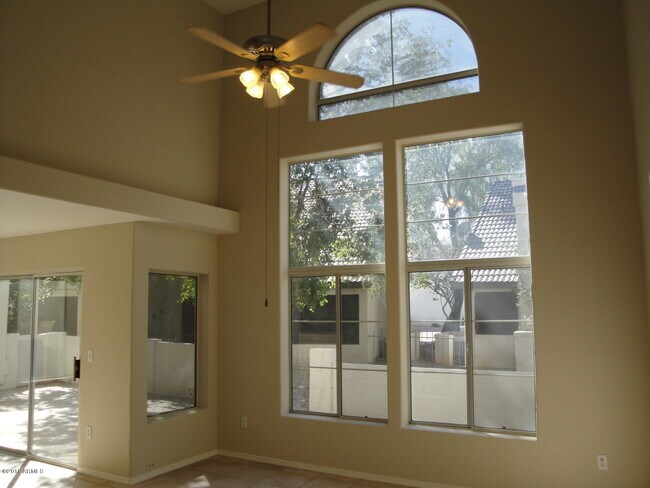 Foto del edificio - 1125 W Sandy Banks