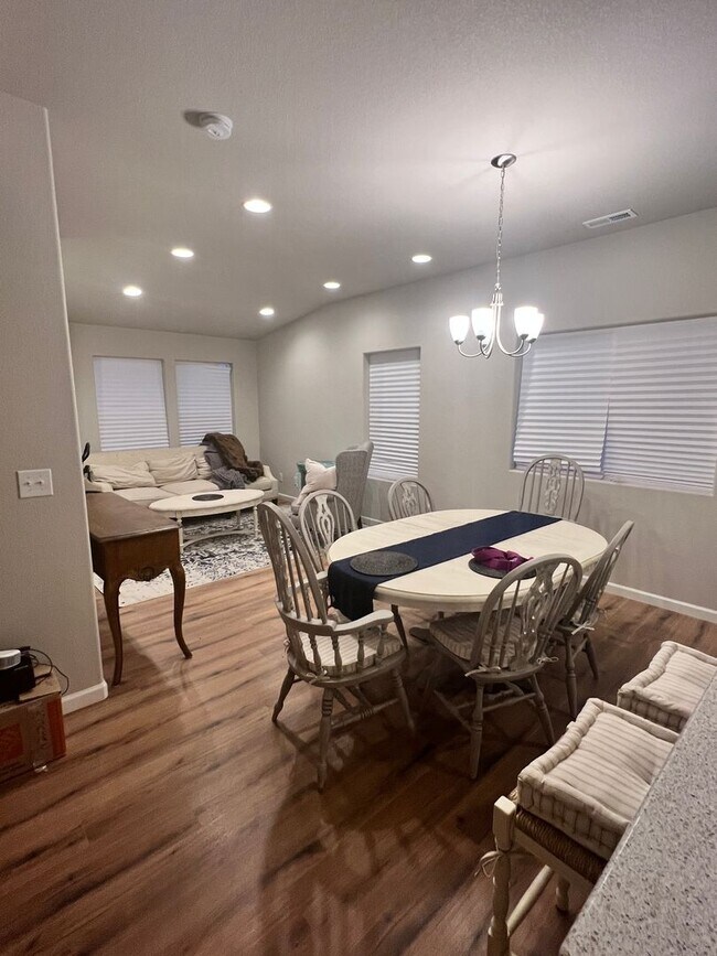 Foto del edificio - $2015 | 2BR/2.5BA | Lovely New Townhome in...