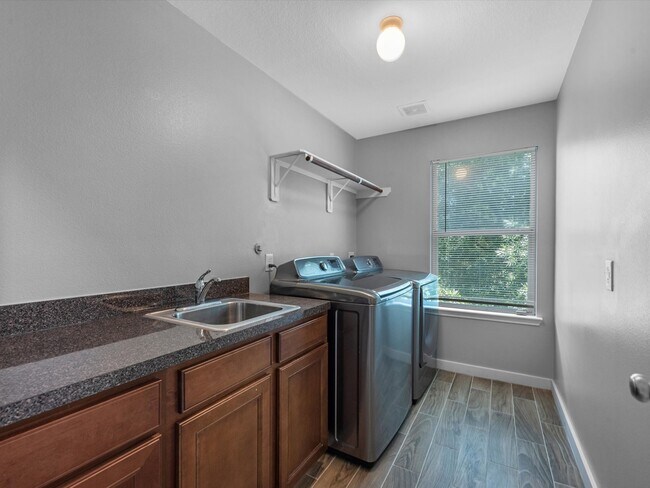 Foto del edificio - 6131 Settlers Lake Cir W