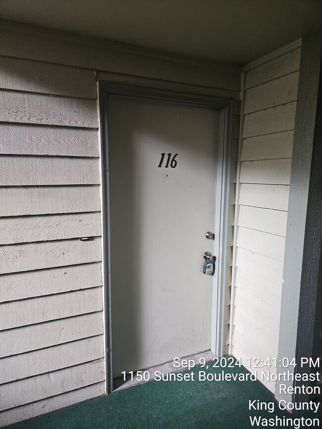 Building Photo - Renton Sunset Heights Condominiums - 2 bedroom 1 bathroom lower floor unit - Water, Sewer & Garba...