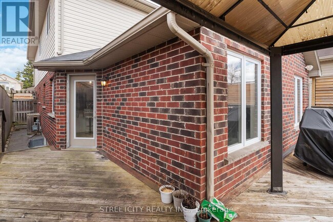 Building Photo - 281 Baxter St