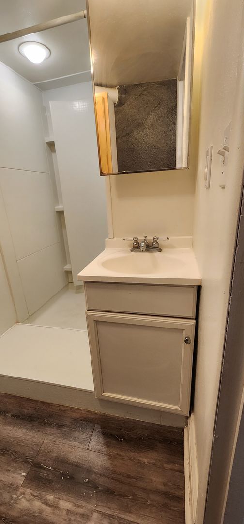 Foto del edificio - 2 Bedroom 1 Bath lower apartment - all utilities included!