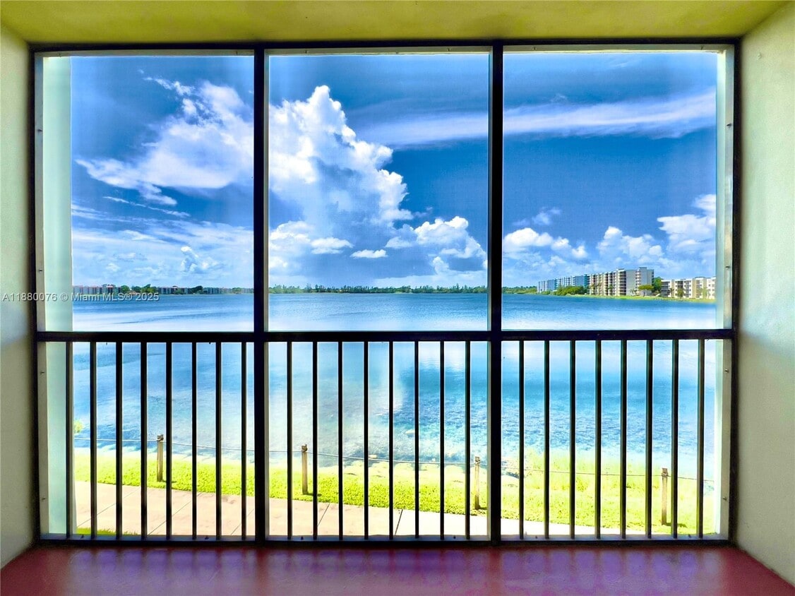 Foto principal - 109 Lake Emerald Dr