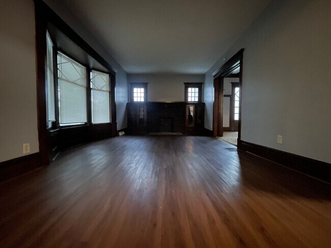 Foto del edificio - Large Four Bedroom Home