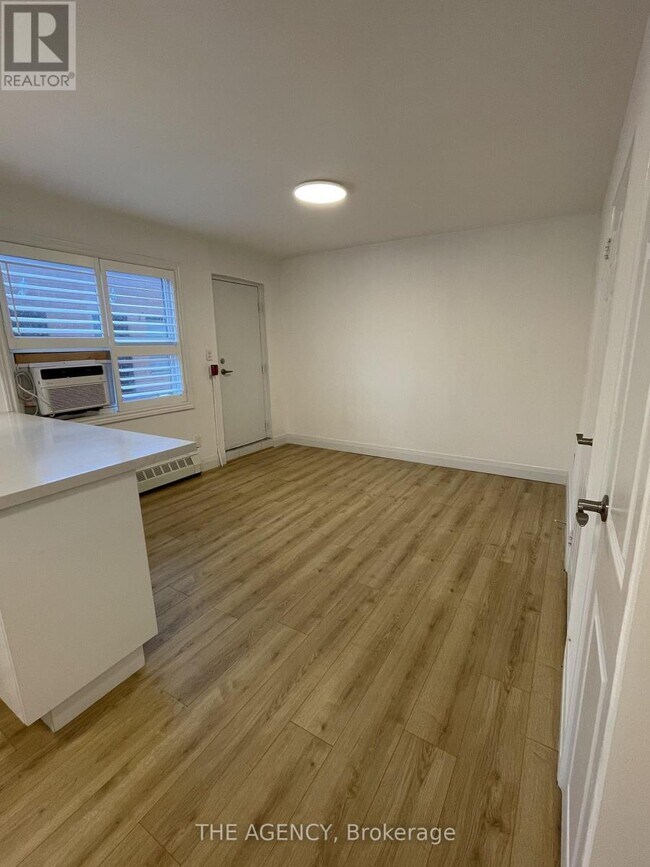 Photo du bâtiment - 2940 Dundas St W