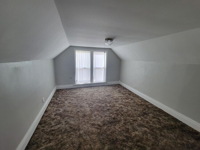 Building Photo - 2 Bed 1 bath available