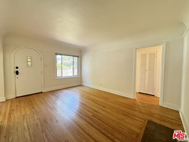 Building Photo - 2039 Kelton Ave