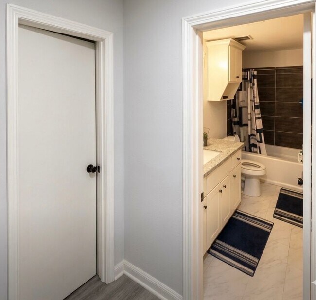 Foto del edificio - 3814 Brier Gardens Dr