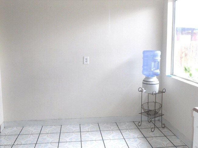 Building Photo - 920 Lucerne Dr