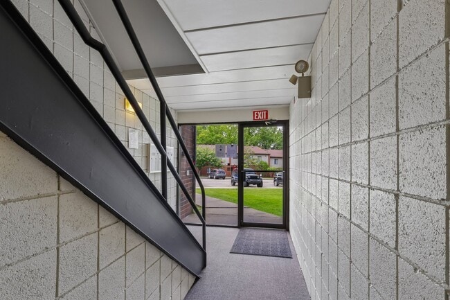 Building Photo - Forest Apartments