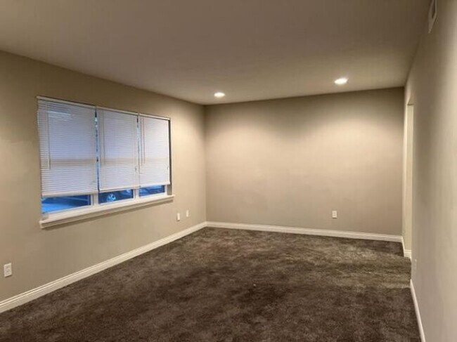Building Photo - 5625 W Hilltop Dr