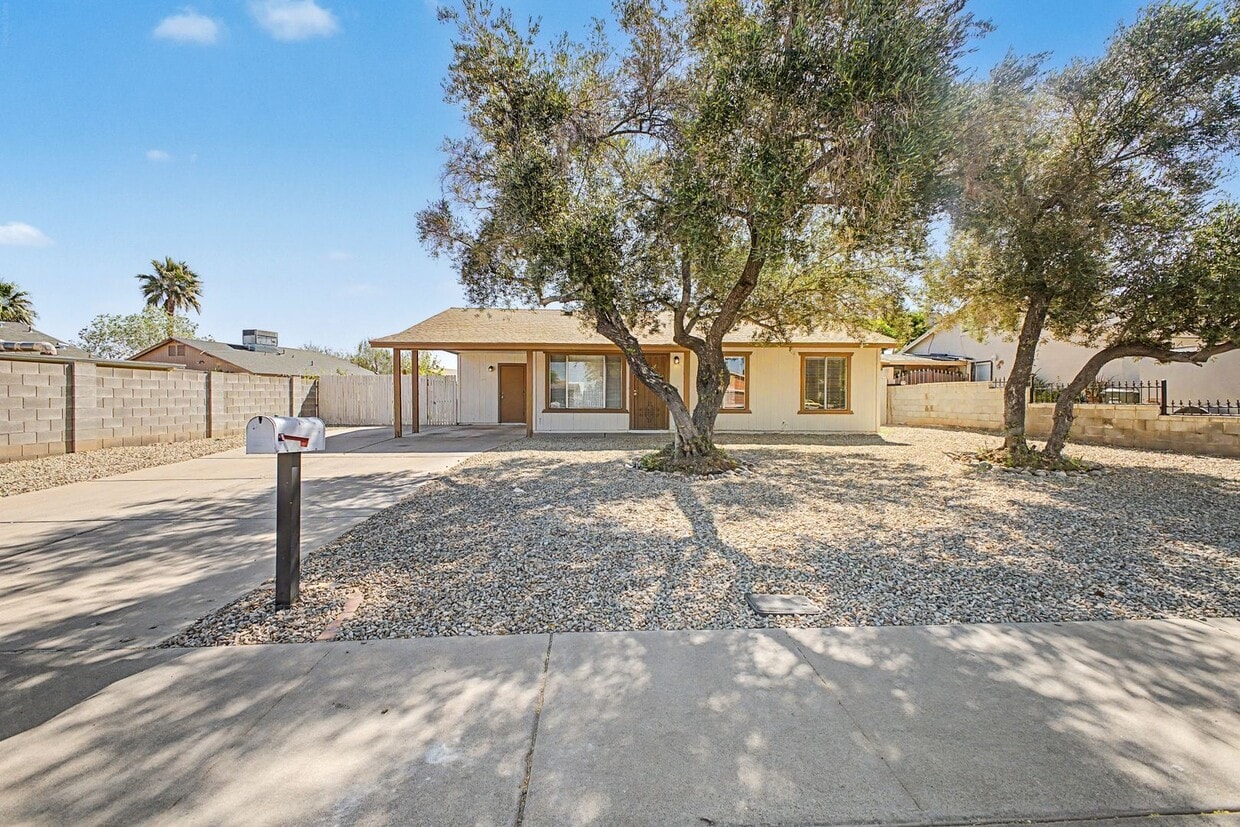 Beautiful 3 Bedroom Home with Large Grass Yard - Beautiful 3 Bedroom Home with Large Grass Yard