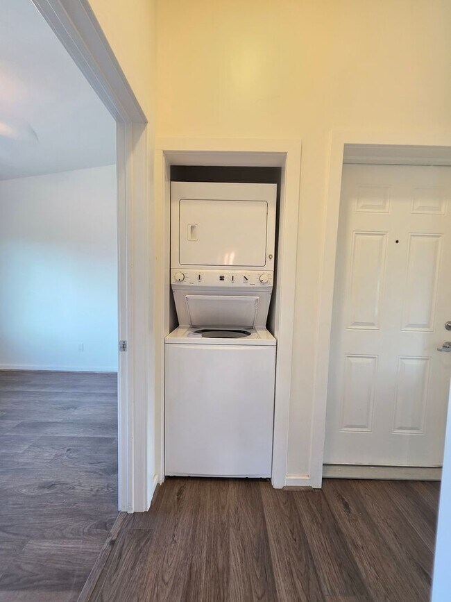 Foto del edificio - Spacious 2 bedroom, 2 bath with 2 parking ...