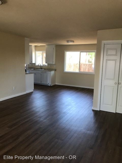 Foto del edificio - 590 NW Oak Ave